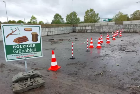 Auf dem Grünschnittsammelplatz wird ab sofort das Material schon bei der Anlieferung sortiert. 