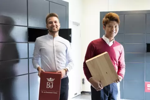 Die BASF-Mitarbeitenden Sebastian Breyer (links) und Fook Nean Boey haben die Idee umgesetzt