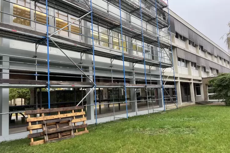 Noch steht das Gerüst für Außenarbeiten an der Ostfassade des Albert-Einstein-Gymnasiums. Der Innenausbau im südlichen Teil ist 
