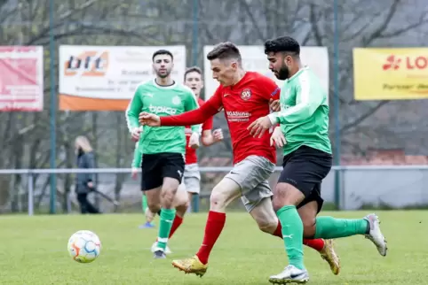 Er zählt zu den Leistungsträgern im Team des SV Steinwenden: Anton Artemov (im roten Trikot). 