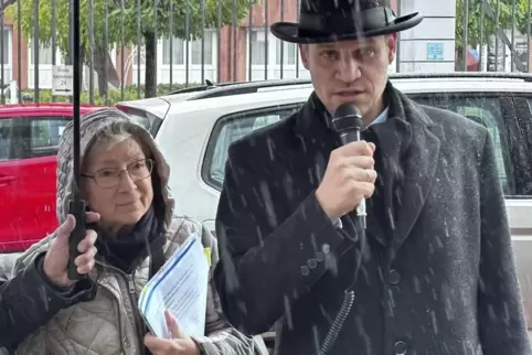 Bei der Kundgebung im strömenden Regen sprach neben Karola Streppel auch der Beigeordnete Denis Clauer. Sie erinnerten an die Ge