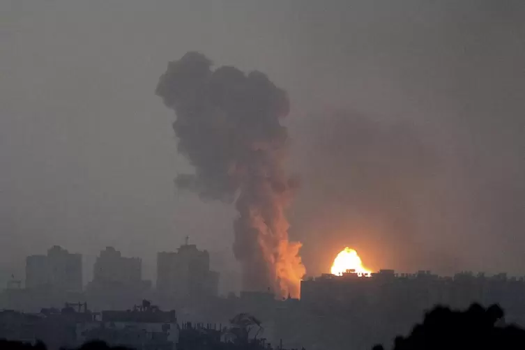 Feuer und Rauch steigen nach einem Luftangriff über dem Gazastreifen auf. 