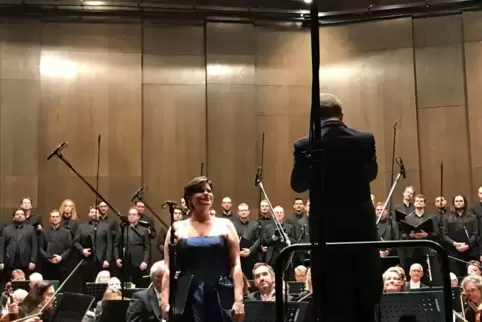 Staatsphilharmonie und Chor mit dem Dirigenten Tristan Meister und der Mezzosopranistin Marie Henriette Reinhold. 