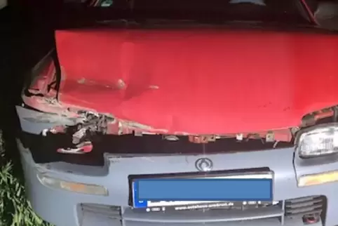 Die Polizei sucht Hinweise zum Unfallgeschehen und zum Fahrer des beschädigten Wagens. Das Foto zeigt ein anderes Auto. 