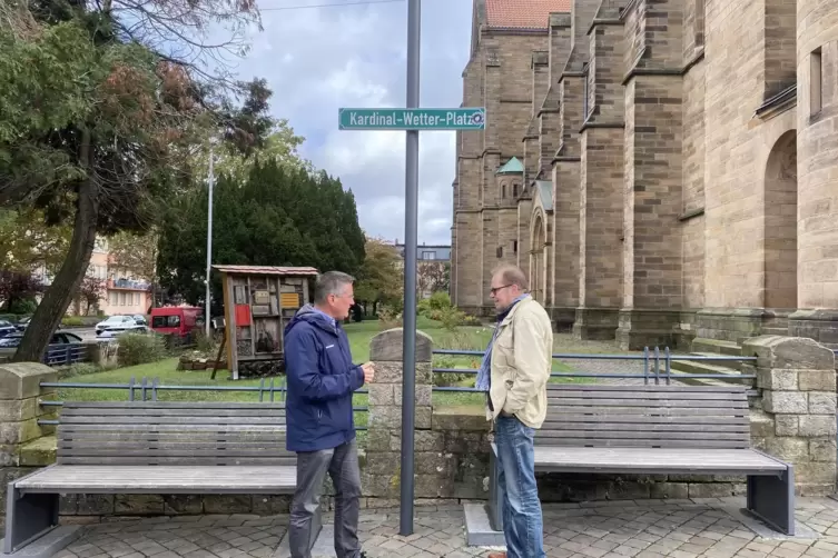 Bernd Held (rechts), Vorsitzender des Betroffenenbeirats, und Dekan Axel Brecht am Standort des zus&auml;tzlichen Schilds.
