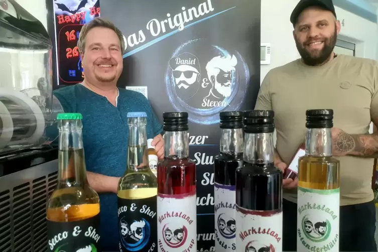 Secco & Shot, Sirup und Pfälzer Slush verkaufen Steven Dörler (links) und Daniel Kallay auf Märkten wie dem Mondscheinmarkt in W