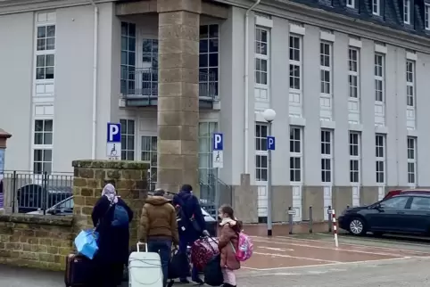 Hintereingang des Zweibrücker Rathauses: Eine Familie Geflüchteter kommt, verteilt durch die Dienstleistungsdirektion des Landes