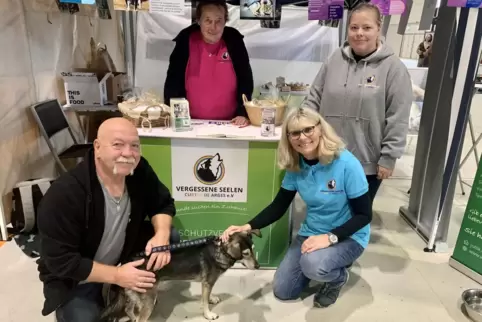 Lothar Kranz, Andrea Lobitz, Delia Brüggemann (von links) und Anita Klisa mit Hund „Romy“ am Stand der Ludwigshafener Tierschütz