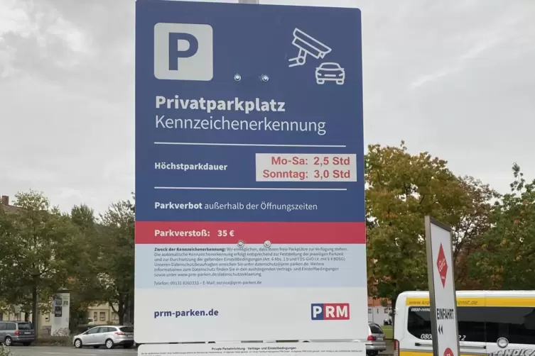 Wegen der vielen Fremdparker wird der Kundenparkplatz im Hemshof in Ludwigshafen seit einigen Monaten von der Firma PRM kontroll