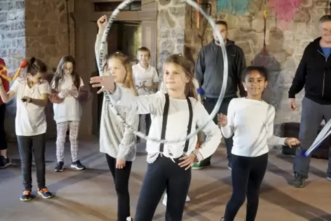 Mit Spaß bei der Sache waren die zwölf Mädchen und Jungen im Ferienprogramm. Am Ende präsentierten sie die erlernten Kunststücke