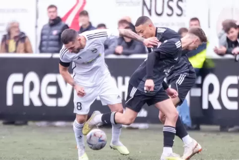 Kandels Renaldo Balasa kommt wird von Dominic Bauer und Malik Yerima (von links) gestört.