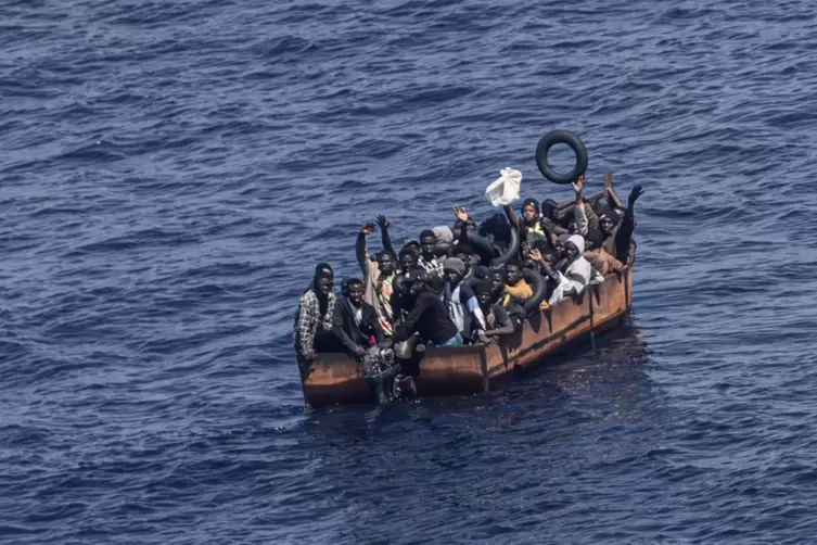 Oft machen sich die Flüchtlinge in zum Teil abenteuerlichen Booten auf den Weg über das Mittelmeer. 
