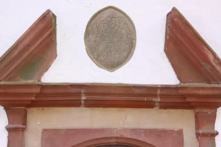 Die Einwanderer haben das Jahr der Fertigstellung des Kirchenschiffes in Steinmetzkunst festgehalten.