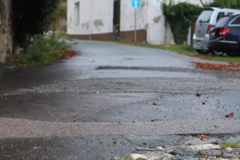 Der Schlossweg harrt noch seiner Sanierung.