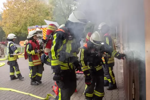 Plötzlich dringt aus dem Bauhofgebäude Rauch und es knallt. Jetzt schnell rein – unter Atemschutz. 