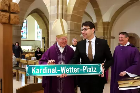 Der Platz vor der Marienkirche war 2018 nach Kardinal Wetter benannt worden. Landaus damaliger Oberbürgermeister Thomas Hirsch h