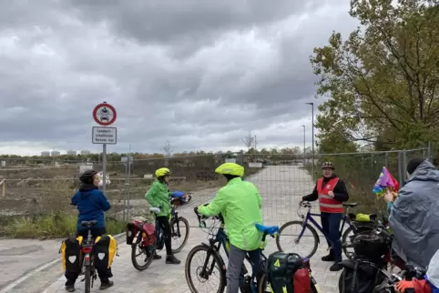 An der Kopernikusstraße machten die Radfahrer ihren ersten Halt: Es gab Erläuterungen zum Bauvorhaben der neuen Heinrich-Pesch-S