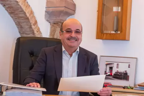 Tritt ab: der bisherige Bissersheimer Ortsbürgermeister Elmar Reichert Anfang 2022 in seinem Dienstzimmer. 