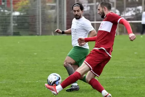 Adrian Fitz (SC Bobenheim-Roxheim, rechts) – hier im Zweikampf mit Salvatore Di Rosolini – setzte mit seinem Treffer den Schluss