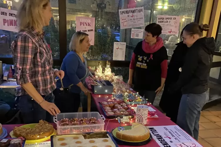 Selbstgebackenes f&uuml;r den guten Zweck: Sabine Gall (hinten rechts) hat einen kleinen Basar f&uuml;r &bdquo;Brustkrebs Deutschland&ldquo; organisie