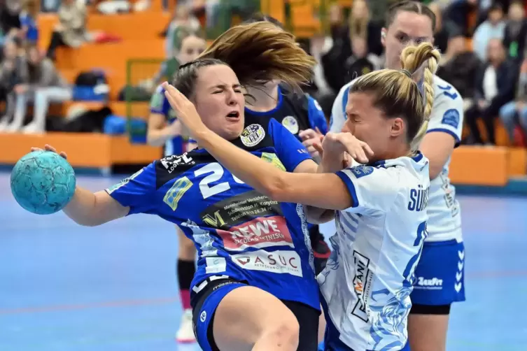 Kein Durchkommen f&uuml;r Katharina Scheid (am Ball): Die fr&uuml;here Ha&szlig;locherin Lisa Motz (rechts) stoppt erfolgreich die TSG-Spielerin