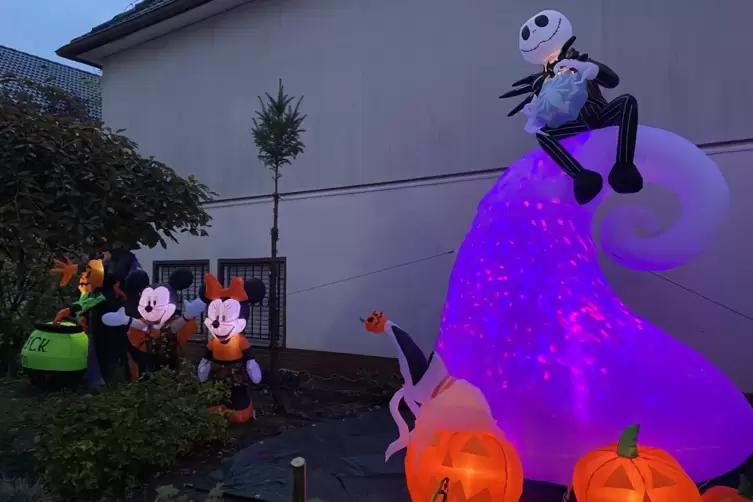 Aufgeblasene Leuchtfiguren: &bdquo;Wenn wir Shyanne nicht zum Halloween-Umzug bringen k&ouml;nnen, dann kommt er eben zu ihr&ldquo;, beschloss Pa