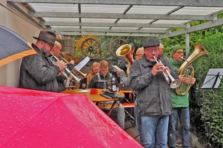 Schirme gehören dazu: Die Mitglieder des Reichenbach-Steegener Musikvereins musizieren tapfer im Dauerregen. Die Zuhörer versuch
