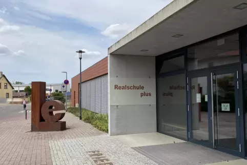 „Frieden“ steht auf dem Boden vor der Realschule plus in Bobenheim-Roxheim. Das passt nicht dazu, dass der Einrichtung mit einem