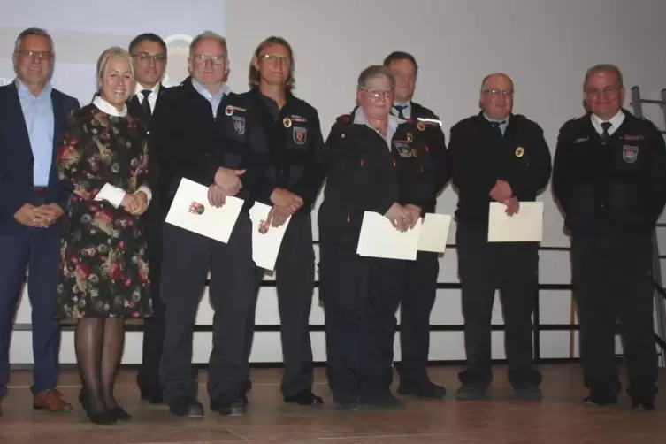 Mit dem Feuerwehr-Ehrenzeichen in Silber, Gold und Gold mit Eichenlaub ehrten Bürgermeister Michael Zwick, Landrätin Susanne Gan