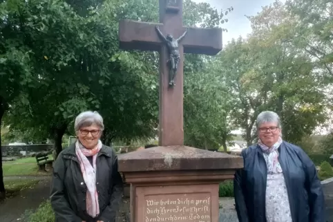 Der November ist ein Monat des Gedenkens. Gaby Schneider-Krumholz (links) und Sabine Käfer bieten auf dem Friedhof in Geiselberg