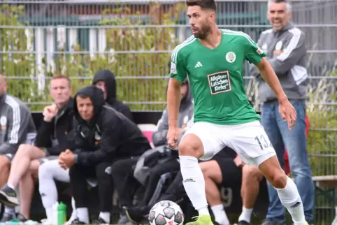 War im Pokal schon gegen Dortmund und Bayern am Ball. Am Dienstag stürmt Philipp Hoffmann im Homburger Trikot gegen Greuther Für