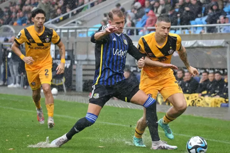 Erh&ouml;hte Rutschgefahr: Beim Spiel der Saarbr&uuml;cker gegen Dynamo Dresden am Sonntag herrschten &uuml;belste Bedingungen. In dieser Szene