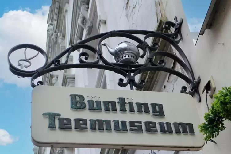 Zeigt an, was den Gast im Bünting Teemuseum in Leer erwartet: Nostalgie und Teegenuss.