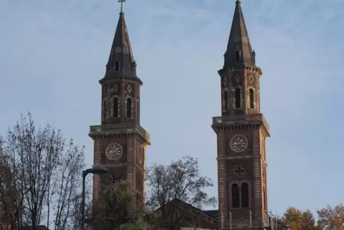 Die Türme der Kirche St. Ludwig prägen das Stadtbild. 