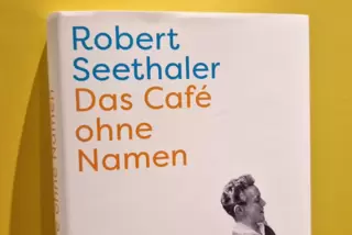 Das Buch spielt Mitte der 1960er-Jahre in Wien. 