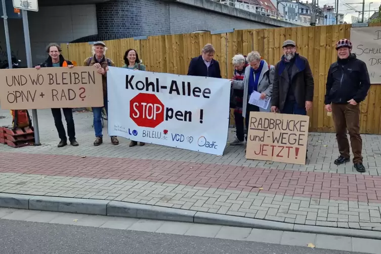 Protest bei der Grundsteinlegung fürs neue Hochstraßensystem von Gegnern der Kohl-Allee. 