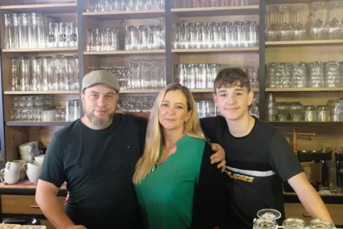 Hinter der Theke (von links): die Wirtsleute Michael und Silvia Wobido mit Sohn Sam.