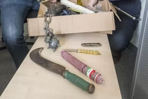 Waffen, welche die Kripo Kaiserslautern im Jahr 2018 nach verdeckten Ermittlungen beschlagnahmte. Der Fall von damals steht nich