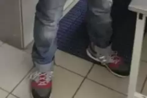 Diese Sneaker soll der Mann bei der Flucht getragen haben. 