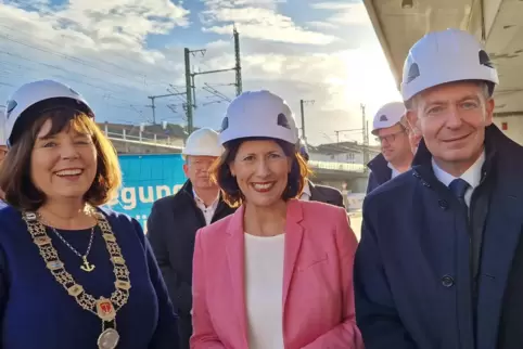 Gut drauf an der Baustelle: OB Jutta Steinruck, Daniela Schmitt und Volker Wissing. 