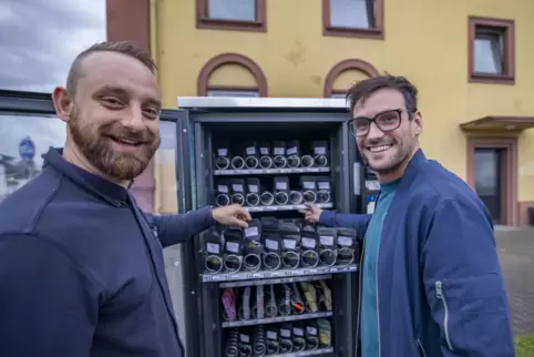 Etwa alle zwei Wochen müssen Sandro Röhrig (links) und Niklas Wolf ihren Hanfautomaten beim Bahnhof nachfüllen.