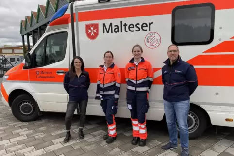 Vor der neuen Rettungswache in der Waldseer Straße: Leiterin Laura Medori (links) und Tobias Schmid, Leiter Rettungsdienst Rhein