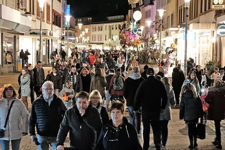 Die Fu&szlig;g&auml;ngerzone war am Dienstagabend voll.