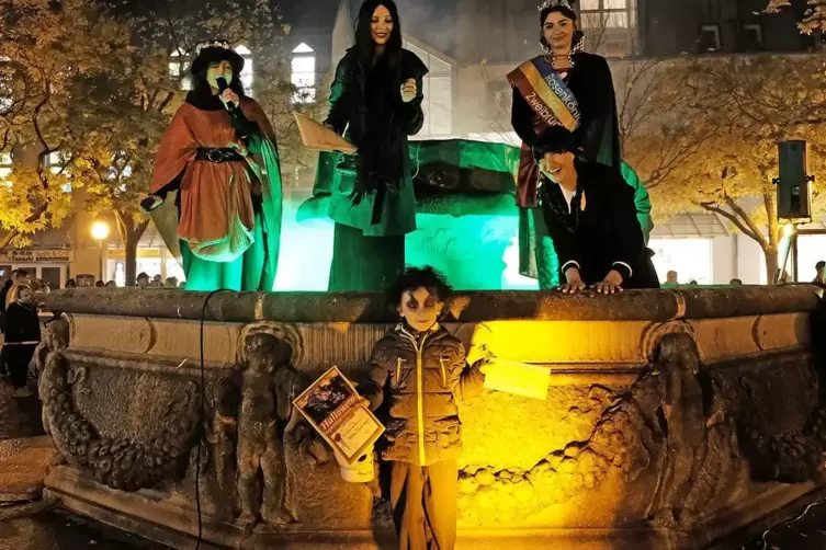 Milan Paul Langer hat als Edward mit den Scherenh&auml;nden den ersten Platz im Kost&uuml;mwettbewerb gewonnen. Dahinter (von links) Citym