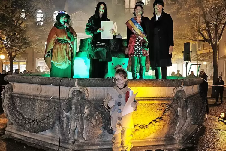 Heidi Lanninger hat als Voodoo-Puppe den 2. Platz beim Kost&uuml;mwettbewerb gewonnen.