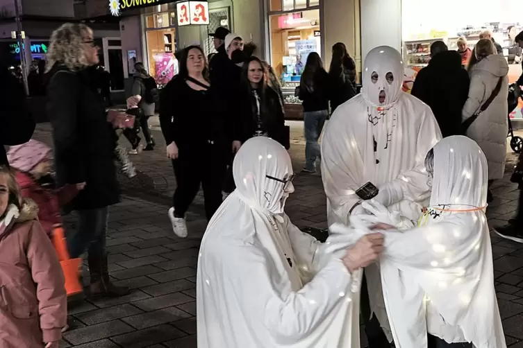 Eine Geisterfamilie in der Fu&szlig;g&auml;ngerzone.