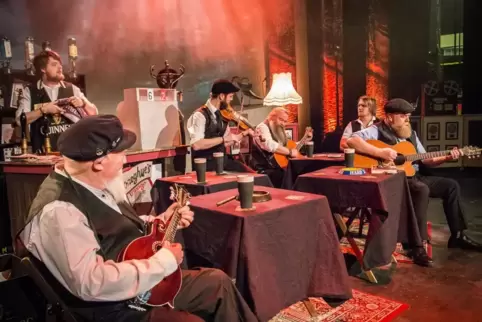 In der Show „The Seven Drunken Nights“ – angesiedelt in einem stilisierten Pub – wird die Geschichte der irischen Band The Dubli