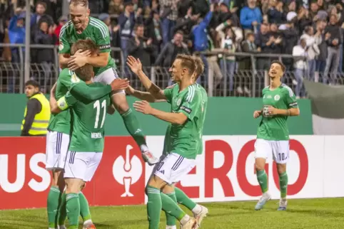 So sehen Sieger aus: Die Homburger Spieler Benjamin Kirchhoff (oben), Markus Mendler (Nummer 11) und Michael Heilig (rechts vorn