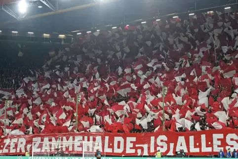 Die Westtribüne – ein Meer aus Rot und Weiß.