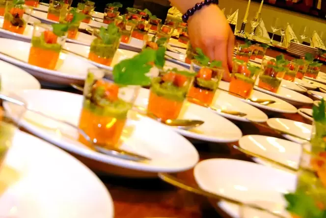 Auf Speisen im Restaurant wird derzeit eine Mehrwertsteuer von sieben Prozent fällig. Ab 2024 steigt der derzeit befristete Steu